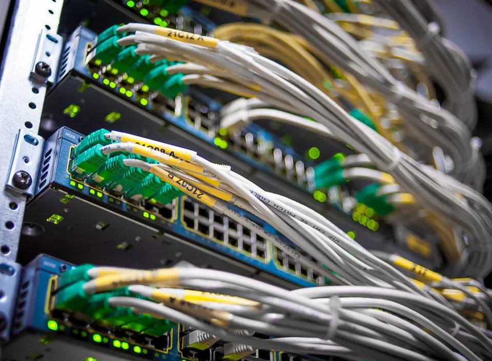 Patchpaneel met netwerkkabels in een serverrack